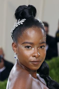 Pearl Face Gems Makeup, Met Gala Makeup Looks, Met Gala Makeup, Glitter Carnaval, Gala Makeup, Star Wars Makeup, Disco Makeup, Jewel Makeup, Mermaid Face