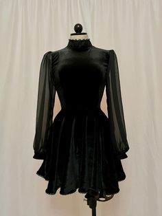 Vintage inspired velvet dress with chiffon sleeves. Dress With Chiffon Sleeves, Halloween Mode, Fair Outfits, Chiffon Sleeves, Goth Dress, Black Velvet Dress, Halloween Fashion, Mode Inspo, Goth Outfits