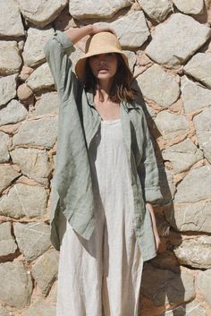 Long Beach Shirt, Oversized Linen Shirt Outfit Summer, Sage Shirt Outfit, Sage Green Shirt Outfits, Linen Tunic Outfit, Linen Beach Outfits, Soft Natural Outfits, Light Green Outfit, Oversized Linen Shirt Outfit