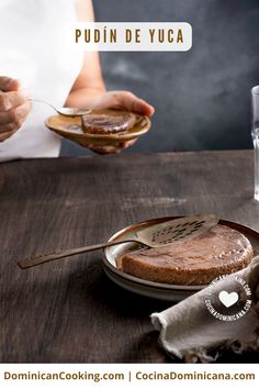 a person holding a spoon over a plate with food on it and the words pudin de yuca in front of them