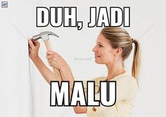 a woman holding a hammer over her shoulder with the words duh jadi malu