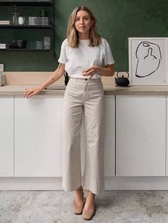 Elevate your professional wardrobe with the epitome of tailored sophistication - introducing the Women's Bespoke Office Beige Mid-Waisted High Ankle Length Trousers by Bespoke Bottoms. Impeccably crafted to meet the highest standards of customization, these trousers are a testament to refined style and individuality. Tailored on demand, these trousers are a perfect fusion of comfort and elegance. The mid-waisted design flatters your figure, offering a timeless silhouette that effortlessly transi Stile Casual Chic, Chique Outfit, Outfit Jeans, Looks Street Style, Casual Work Outfits, 가을 패션, Fashion Editor, Fashion Mode, Business Casual Outfits