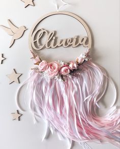 Dream Catcher with girls name decorated with pink Flowers. Dream Catcher With Flowers, Wooden Dream Catcher, Baby Shower Sash, Dream Catcher Art, Embroidery Hoop Crafts, Idee Cricut, Hanger Diy, Baby Shawer