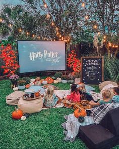 Harry Potter night Movie Night Living Room Set Up, Diy Backyard Movie, Backyard Movie Night Party, Diy Backyard Movie Night, Backyard Movie Party, Fall Backyard, Movie Night Birthday Party, Halloween Movie Night, Backyard Movie Nights