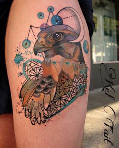 a bird with a hat on it's head is shown in this tattoo design