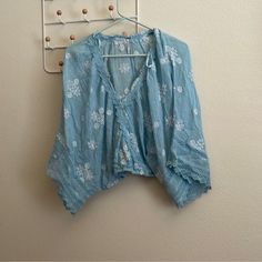 Final Sale Nwot Xs Has Plastic Cropped Light Blue V-neck Top For Vacation, Light Blue Cotton Beach Top, Light Blue Tops For Spring Vacation, Light Blue Blouse For Spring Vacation, Light Blue Blouse For Vacation In Spring, Blue V-neck Top For Daywear, Blue Bohemian Cropped Top, Blue Tops For Spring Daywear, Blue Bohemian Tops For Daywear