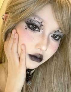 Pearl Eye Look, White Goth Makeup, Makeup Blanc, Punk Rock Makeup, Ulzzang Makeup Tutorial, Makeup Layout, Rock Makeup, Doll Eye Makeup