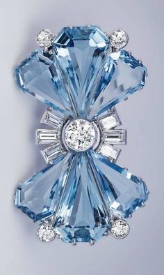 An Art Deco platinum, aquamarine and diamond bow brooch, circa 1935. The brooch is marked with platinum and maker’s marks. Art Deco Jewellery, Bijoux Art Deco, Bijoux Art Nouveau, Gemstone Brooch, Diamond Solitaire Earrings, Diamond Bows, Bow Brooch, Aquamarine Jewelry, Estilo Art Deco