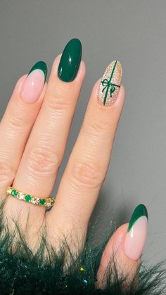 15 Green Christmas Nail Ideas That'll Get You in the Holiday Spirit Green Christmas Nails Almond Shape, Christmas Nails Green And Gold, Christmas Vacation Nails, Green Nails Christmas, Present Nails, Christmas Nails Green, 25 Nails, Nails Designer, December Nails