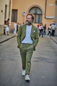 Relaxing Summer Outfits, Relax Outfit Summer, Suits And Sneakers, Relaxing Summer, Italian Fashion Street, History Of The World, World Fashion, Best Dressed Man