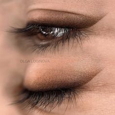 PMUHub lists the biggest permanent eyeliner pros and cons. If you're not sure if you want to get an eyeliner tattoo, read the article to find out what you need to know. #permanenteyeliner #eyelinertattoo #pmueyeliner #semipermanenteyeliner ##classiceyeliner #wingedeyeliner #smokeyeyeliner #shadedeyeliner Permanent Winged Eyeliner, Permanent Eyeliner Tattoo, Tattoo Eyeliner Permanent, Winged Eyeliner Tattoo