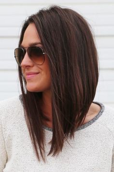 Long bob hairstyles and haircuts are easy to wear but require a quick styling method. You can style your lob as a down up do or lift your locks in a sort Tuns Bob Lung, Longbob Hair, A Line Haircut, Long Angled Bob, Angled Bob Hairstyles, Blonde Short, Long Bob Haircuts, Red Fall, Hair 2018