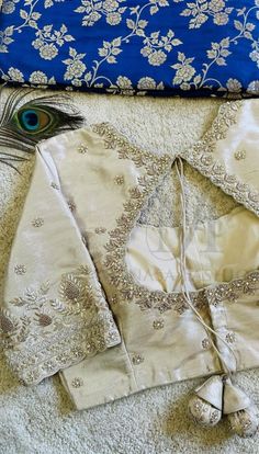 Cream Color Blouse Maggam Work Designs, Maggam Work On White Blouse, Cream Color Maggam Work Blouse, Aari Work Blouse Back Design, White Blouse Work Designs, Simple Blouse Aari Work, Cream Colour Blouse Designs, Half White Blouse Designs, White Blouse Embroidery Designs