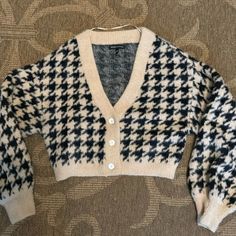 Cute And Comfy Kardashian Style This Kendall & Kylie Crop Cardigan In Houndstooth In Black And Beige Color Is In Excellent Condition And Oh So Soft. Size S, But It’s Generously Sized. Never Worn. Houndstooth Sweater Set, Luxury Long Sleeve Sweater For College, Plaid V-neck Cardigan For Fall, Fall Gingham V-neck Top, Long Sleeve Houndstooth Cardigan For Fall, Houndstooth Sweater Outfit, Houndstooth Outfit, Houndstooth Sweater, Crop Cardigan