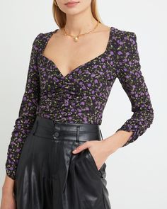 Product Details Pretty purple floral print is complemented by the sweetheart neckline and ruched bodice. Finished with a stunning open back detail.- Back tie- Back smocking- Content: 100% Polyester Style# K22WTP20166 Fit Notes - Model wearing a size XS- Shoulder seam to hem measures approx 18.5'' in length - Model measurements: 5'10.5'' Height / 32'' Bust / 25.5'' Waist / 34.5'' Hips Descendants Dr, Purple Floral Top, Sweetheart Top, Purple Floral Print, Pretty Purple, Ruched Bodice, Dark Floral, Floral Top, Purple Floral