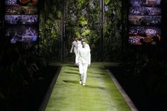 D&G Catwalk Fashion Show SS2011 | grass runway Fashion Show Runway Stage Ideas Set Design, Outdoor Catwalk, Runway Architecture, Fashion Runway Stage, Fashion Show Runway Stage, Network Event, Runway Stage, Gallery Party, Commission Ideas