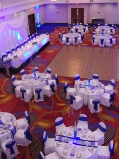 the banquet hall is set up with white and blue linens