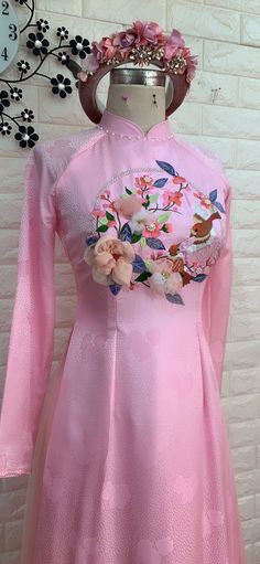 Beautiful traditional Vietnamese Ao Dai made to fit your measurements! - Choose between 2 styles - Style 1: lace underlay throughout - beaded white and pink floral patterns on bodice - Style 2: jacquard - embroidered bird and 3d flowers on bodice Optional head piece at extra cost: please message us with a style you want - Price include pants for the lady's Ao dai The dress will need 2-3 weeks to be made. Please send us your body measurements (see last image) after payment. For peace of mind, pho Pink Flower Headpiece For Wedding, Pink Flower Headpieces For Wedding, Traditional Embroidered Wedding Headpiece, Pink Wedding Headpieces For Spring, Pink Spring Wedding Headpieces, Pink Fitted Headpiece For Wedding, Bridal Ao Dai, Traditional Vietnamese Wedding, Beaded Peacock