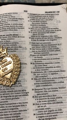 an open book with a gold badge on it's side and words in spanish