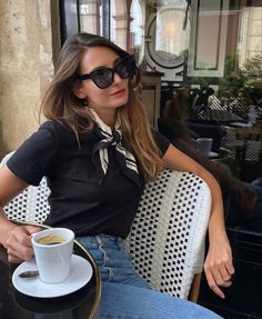 Style Désinvolte Chic, Scarf Outfit, French Girl Style, Paris Mode, Summer Mood, Paris Outfits, French Chic, Influencers Fashion, Parisian Chic