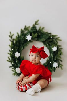 Christmas Smash Cake Photoshoot, Baby Girl Christmas Photoshooting Ideas, Outdoor Santa Photoshoot, Christmas Infant Photoshoot, Minimalist Christmas Photoshoot, Christmas Photoshoot Studio, Indoor Christmas Photoshoot, Baby Christmas Photoshoot, Diy Christmas Photoshoot