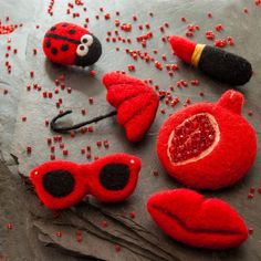 Broche de paraguas broche de lana paraguas rojo joyería | Etsy Romantic Anniversary Gifts, Wool Accessories, Red Umbrella, Red Felt, Needle Felt, Fabric Beads