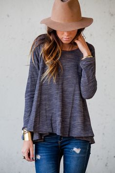 Loose light weight grey long sleeve top with ripped denim and hat. Fall perfect. Women Winter Outfits, Montana Style, I'm Jealous, Weekend Mode, Looks Jeans, Full Outfits, Cooler Style, Winter Apparel, Bohol