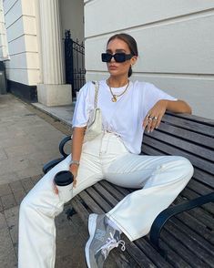 Los vaqueros campana son tendencia y así los llevan las que más saben de moda White Pants Outfit, Skandinavian Fashion, Nashville Outfits, White Outfits, Mode Inspiration, White Pants, Outfits Casuales, Pants Outfit, Cute Casual Outfits