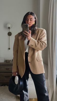 Brown Glasses Outfit, Brown Headband Outfit, Casual Outfits Winter 2024, Fashion Photographer Aesthetic, Beige Outfits For Women, Blue Brown Outfit, Wool Blazer Outfit, Tan Blazer Outfit, Photographer Outfits