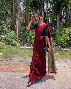 Sarees For Party, Saree Collection Latest, Red Banarasi Saree, Red Sarees, Saree Party Wear, Sarees For Girls, Saree Wearing Styles, Simple Saree Designs, New Saree Blouse Designs