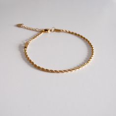 Gold Jewelry Prom, Simple Necklace Designs, Delicate Gold Bracelet, Jewellery Pouch, Gold Mangalsutra Designs