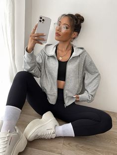 Leggings Outfit Sweatshirts, Grey Hoodie Zip Up Outfit, Grey Sweater Jacket Outfit, Outfit With Zip Up Hoodie, Grey Zip Up Jacket Outfit, Cute Zip Up Hoodie Outfit, Outfits With Grey Zip Up Hoodie, Outfits With Cropped Sweaters, Leggings And Zip Up Outfit