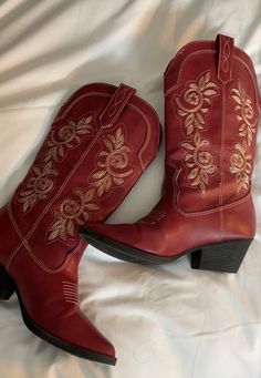 Botas Western, Red Cowboy Boots, Cowgirl Aesthetic, Funky Shoes, Shoe Inspo, Aesthetic Shoes, Swag Shoes, Mode Inspo, Pretty Shoes