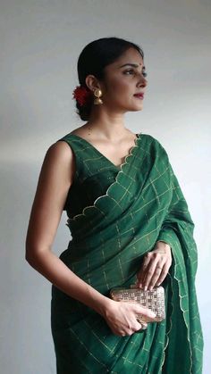 Saree Styles Blouse Designs, Sleeveless Blouse Saree Look, Boho Saree Look, Green Saree Look Traditional, Onam Saree Looks, Reshma Sebastian, Sleeveless Blouse Designs Saree, Organza Saree Look, Green Saree Look