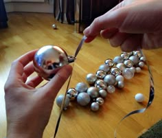 DIY Christmas Bauble Garland | Life with Stephanie C Garland For Christmas Tree, Garland For Christmas, Diy Tree Decor, Diy Christmas Door, Tree Decorations Diy, Potpourri Christmas