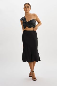 Exprimez votre côté ludique avec le haut Jolie - un crop top unique et intrigant qui ne manquera pas de faire tourner les têtes. Avec son design de boucle en forme de nœud distinctif à l'avant et sa silhouette à une épaule, ce haut fait ressentir la joie et la féminité. Agencez-le avec votre jupe ou pantalon taille haute préféré et un accessoire audacieux pour une tenue captivante. Chic One Shoulder Crop Top For Party, Chic One-shoulder Crop Top For Night Out, Spring Party One Shoulder Crop Top, Chic One-shoulder Crop Top For Evening, Summer Party Cropped One Shoulder Top, Cropped One Shoulder Top For Party, Spring Crop Top With Bow For Party, Chic Cropped One Shoulder Top For Party, Black Cropped One-shoulder Top For Spring