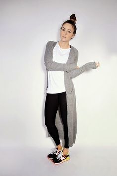 Simple leggings, a white shirt, an oversized cardigan, and a colorful pair of kicks: | 29 Looks For Women Who Don't Want To Wear Heels Adidas Leggings Outfit, Long Sweater Outfits, Look Legging, How To Wear Leggings, Gilet Long, Legging Outfits, Cardigan Outfits, Winter Mode, Oversized Cardigan