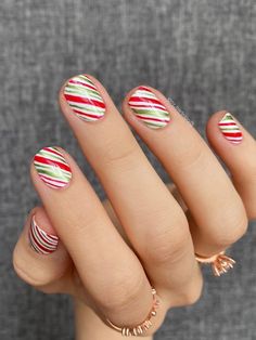 short candy cane stripe nails Christmas Nails 2022 Candy Cane, Cute Nails 2023, Nails For New Years, Nails Art Winter, Christmas Nails 2022, Nails Art Tutorial, Winter Nails Art, Nail Tricks, Spring Nails Art