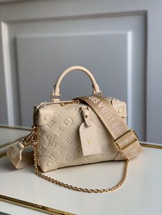 Bags Zone Louis Vuitton Bags - 2586 A+ Excellent Quality; Contact us if you've any questions in your mind. Tas Louis Vuitton, Tas Lv, Sac Louis Vuitton, Trendy Purses, Luxury Bags Collection, Handbag Essentials, Girly Bags, Luxury Purses, Fancy Bags