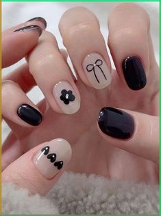 Simple Nail Art In Black, Minimal Manicure Design, Black Short Nails Design Simple, Cute Nail Art For Short Nails Easy, Nail Art Designs Short Nails Simple, Nails Design Short Simple, Simple Nail Art Design, Short Minimal Nails, Nail Art Designs Simple Easy