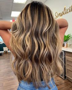 Dark Base with Caramel and Blonde Highlights Honey Blonde Balayage On Dark Hair, Tmavý Blond, Dark Blonde Hair Color Ideas, Chunky Blonde Highlights, Dark Blonde Highlights, Caramel Blonde Hair, Balayage Straight Hair, Balayage Ideas