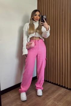 Pink Jean Outfits Winter, Pink Cargo Pants Outfits Winter, Outfit Brunch Invierno, Ootd Frio Casual, Pink Cargo Pants Outfits, Pink Jeans Outfit, Semi Formal Outfits For Women, Casual Night Out Outfit, Winter Pants Outfit