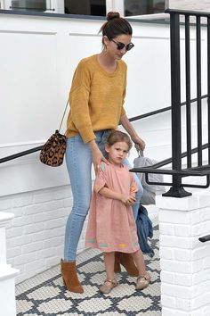 Lily Aldridge en mostaza, me gusta lo sencillo de este look, con ese increíble bolso en animal print que le da el punto final. Long Cardigan Outfit Fall, Mustard Outfits, 2015 Outfits, Outfits Con Jeans, Blue Jean Outfits, Lily Aldridge, Rosie Huntington Whiteley, Sweaters And Jeans, Gigi Hadid