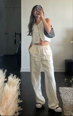 Linen Trousers Street Style, Linen Trousers Outfit Aesthetic, White Lounge Pants Outfit, White Cotton Pants Outfit, Linen Trousers Outfit Summer, Pantalon Blanco Outfit, Linen Pants Summer Outfit, Linen Beach Outfits, Trousers Outfit Summer