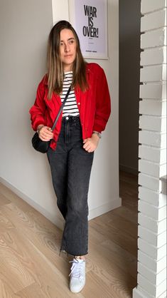 Cazadora roja, jean, tenis blancos. Red Jacket Outfit Casual, Red And Black Flannel Outfit, Agency Aesthetic, Red Cardigan Outfit, Red Sneakers Outfit, Red Jacket Outfit, Outfits Con Jeans, Outfit Cardigan, Flannel Outfits