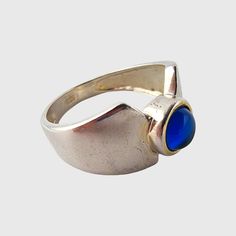 NO. 3869 a stunning vintage silver ring with a beautiful blue spinel stone. Hallmark: 925 Weight: 4.11 g Size: Ø approx. 59 - Ring Head's Width: approx. 11 mm Condition: Vintage good condition Note: We sell antique/vintage jewelry pieces, so there might be some signs of wear due to their age. Please look at the photos carefully.