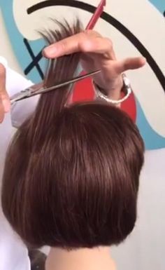 TIP OF THE DAY: How To Cut To Get Volume At The Crown Crown Volume Hair, Short Bobs For Fine Hair, Hairdo Ideas, Work Hair, Nye Fashion, Hair Techniques, Hair Idea, Tip Of The Day