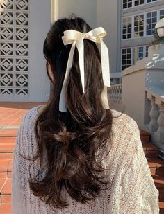 coquette hair Kadeřnické Trendy, White Hair Bows, Layered Haircuts For Medium Hair, Medium Layered Haircuts, Vlasové Trendy, Bow Hairstyle, Ribbon Hairstyle, Long Layered Haircuts, Hair Ribbons