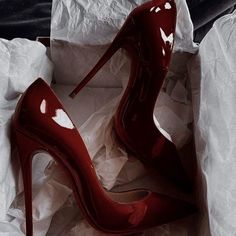 Heels Aesthetic, Shoes Heels Classy, Makijaż Smokey Eye, Red High Heels, Heels Classy, Red Queen, Aesthetic Shoes