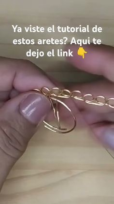 two hands holding gold rings with the words, ya vise el tutorial de estos artetes? aquite deio el link